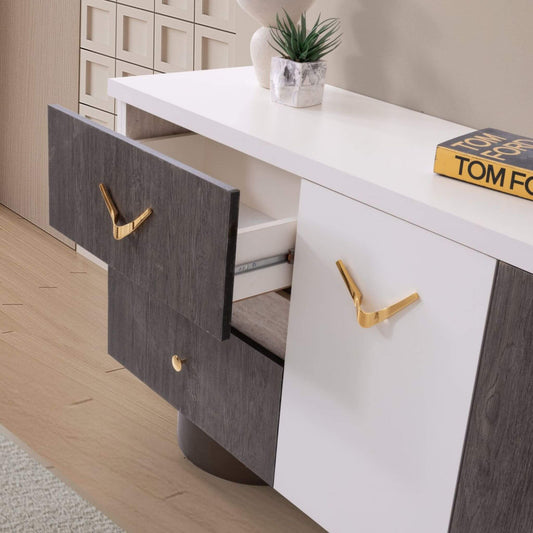 Altın V kulplu konsol ve yuvarlak modern ayna detaylarıyla Berceste yemek odası takımı Casa Da Noir’in modern lüks stilini yansıtır.