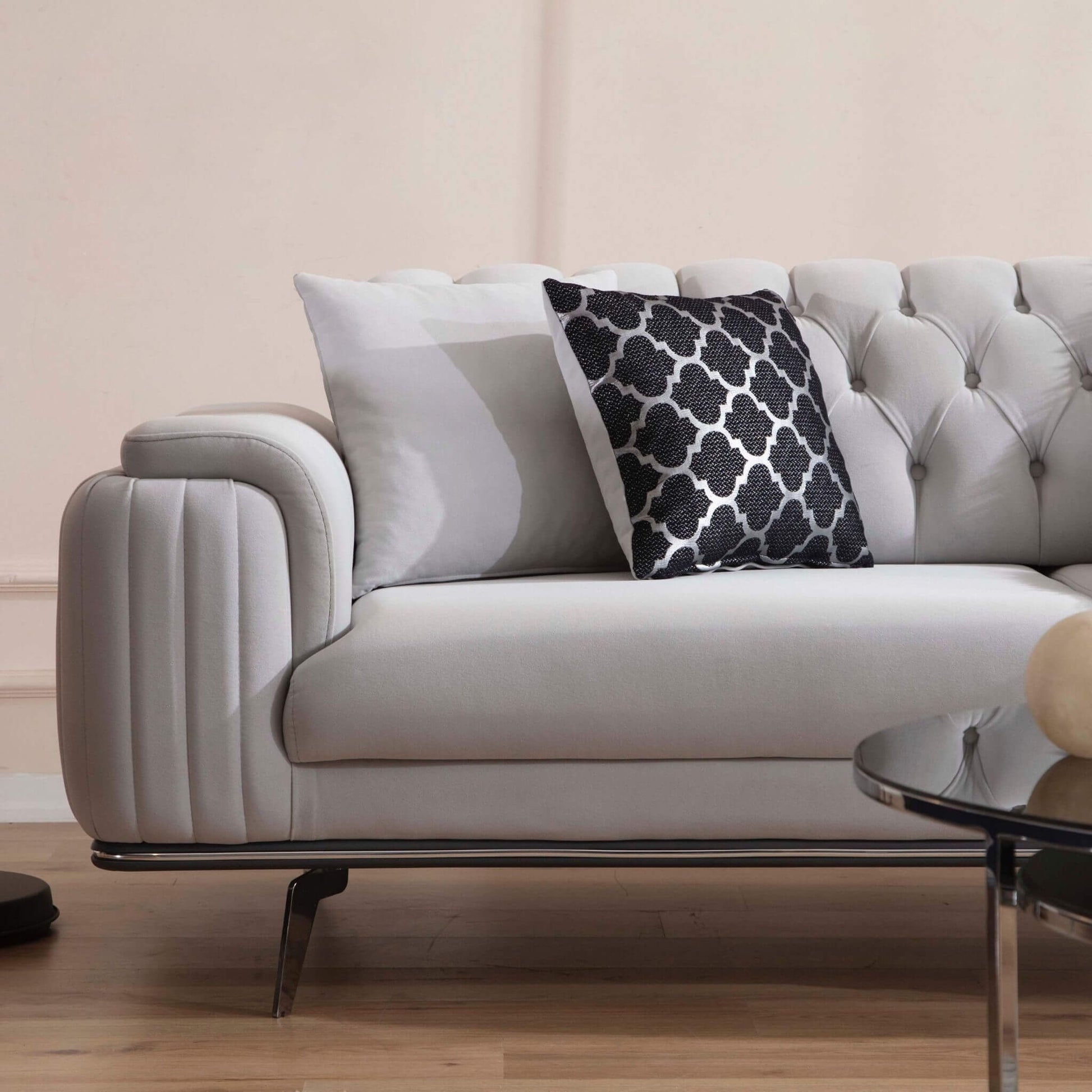 Casa Da Noir markalı modern koltuk takımları, gold detaylı berjer koltuk ve üçlü koltuk tasarımıyla sofistike bir mobilya dekorasyon anlayışı sunar.