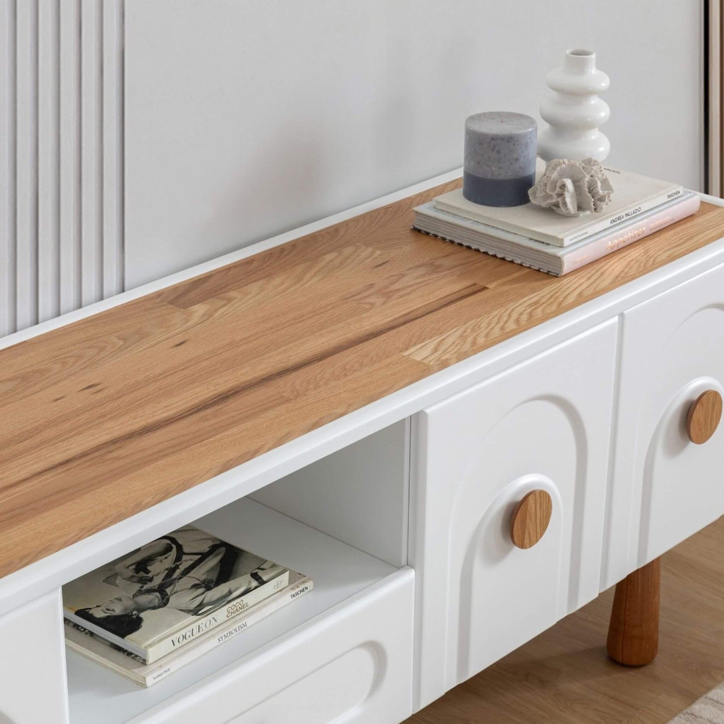 Lotus TV ünitesi kapaklı ve çekmeceli depolama alanları