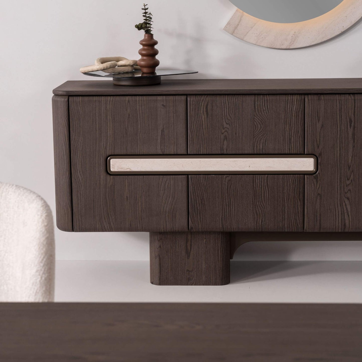 Enna Plus yemek odası konsolu ve dekoratif ayna detayı