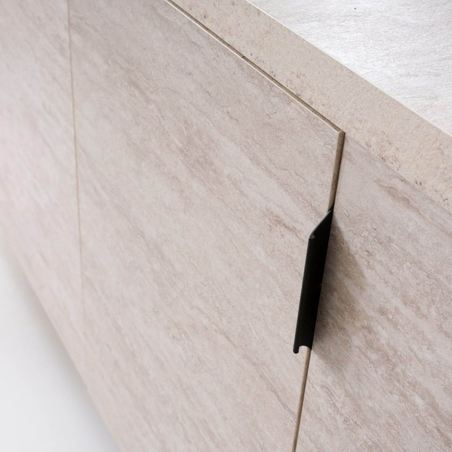 Modern yemek odası dekorasyonu – Traverten desenli Konçerto masa ve konsol kombinasyonu yemek odanıza zarafet katacak.