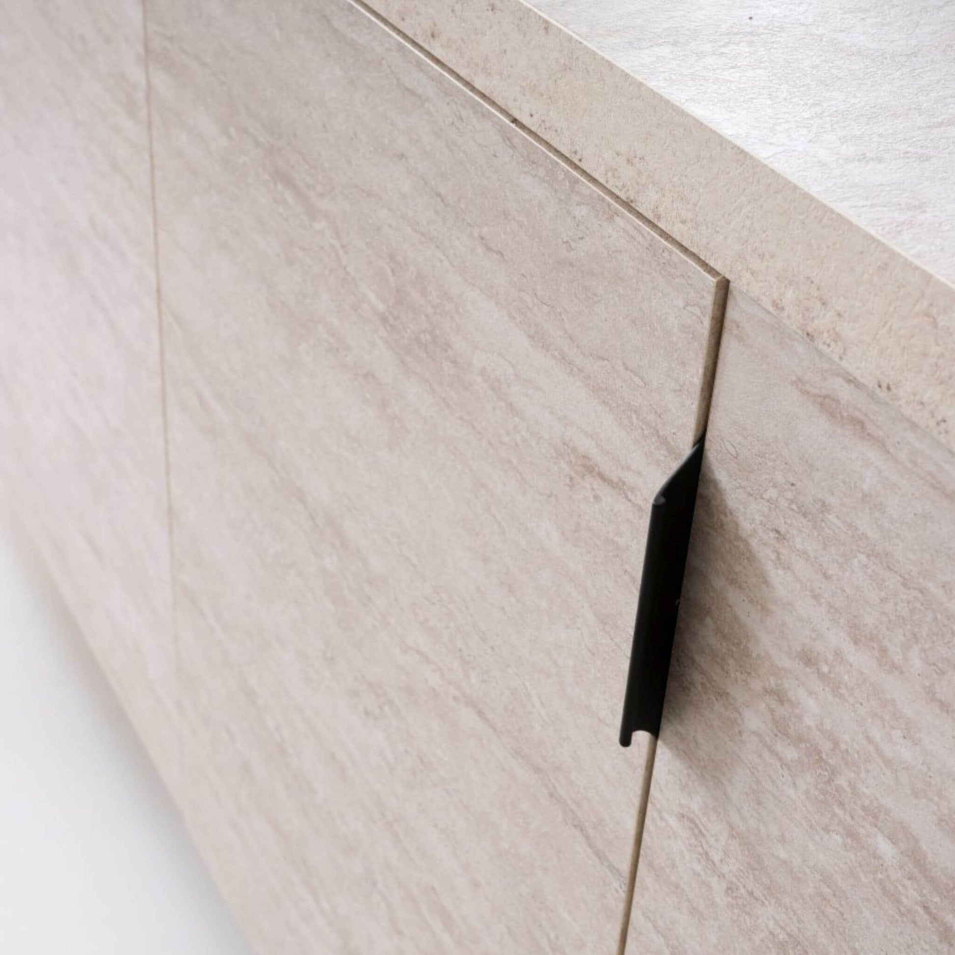 Modern yemek odası dekorasyonu – Traverten desenli Konçerto masa ve konsol kombinasyonu yemek odanıza zarafet katacak.