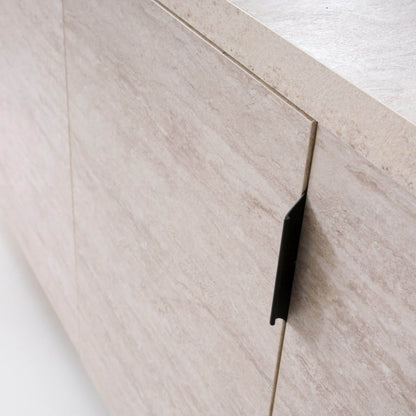 Modern yemek odası dekorasyonu – Traverten desenli Konçerto masa ve konsol kombinasyonu yemek odanıza zarafet katacak.