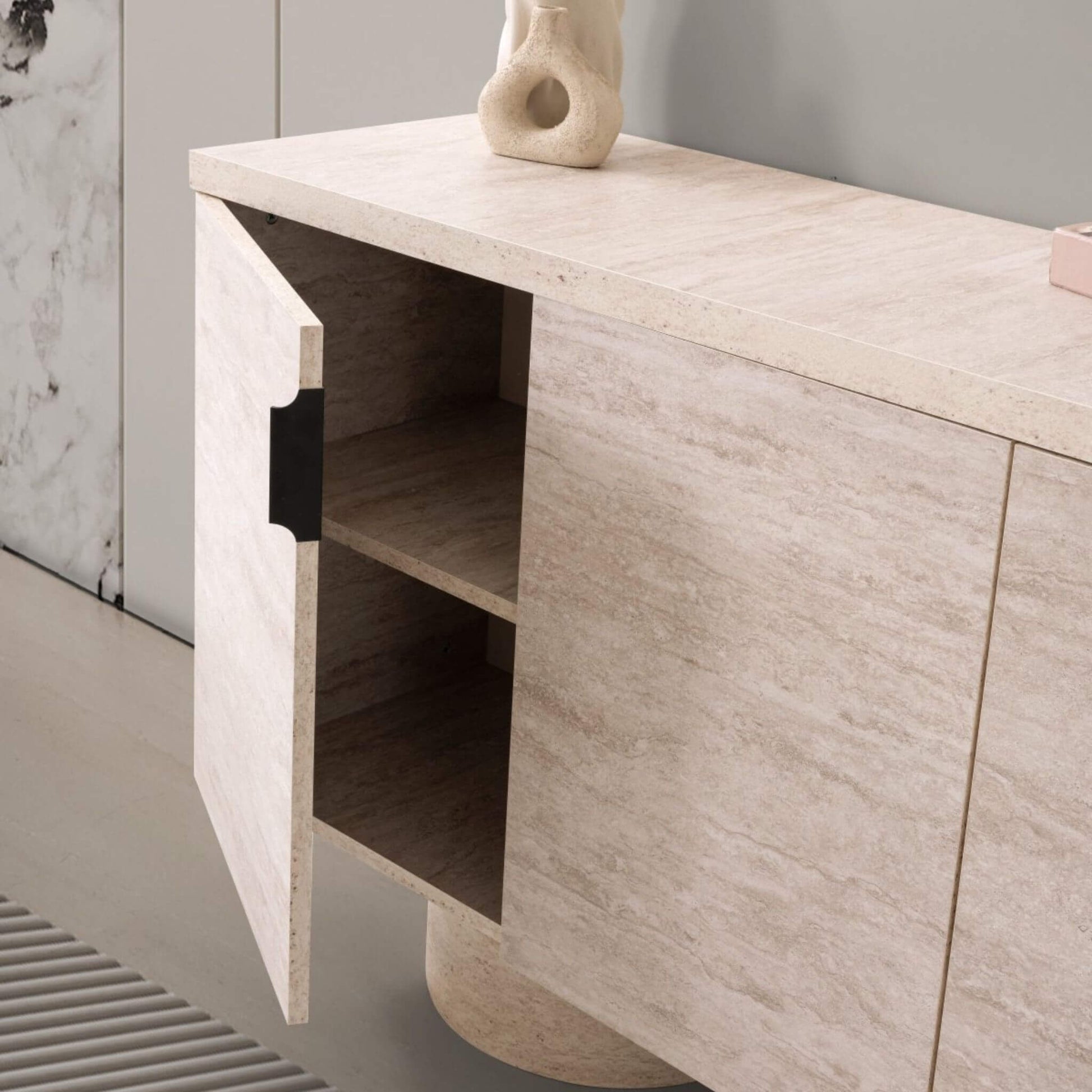 Casa Da Noir Konçerto yemek odası – şık konsol aynası ve doğal dokular