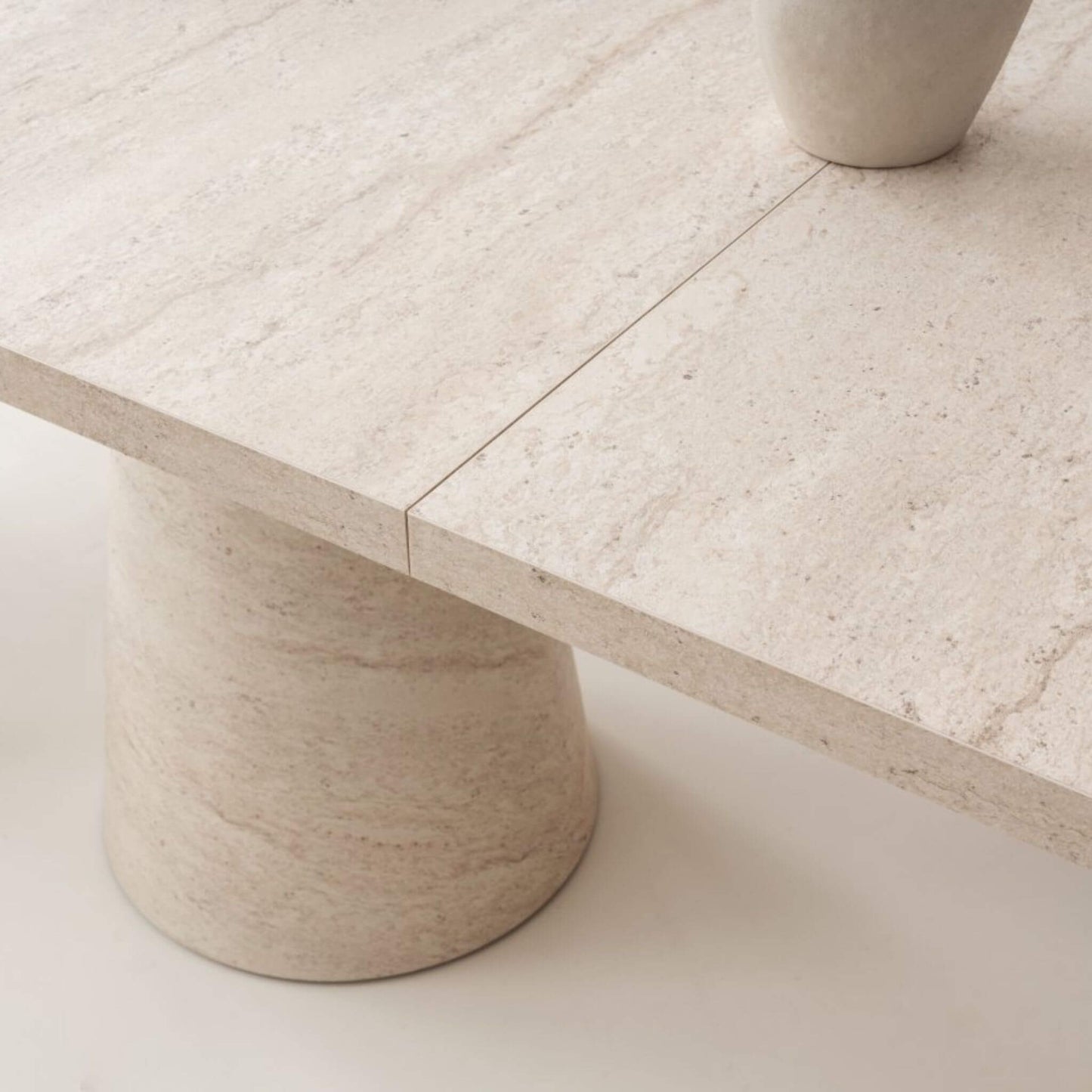 Modern yemek odası dekorasyonu – Traverten desenli Konçerto masa ve konsol kombinasyonu yemek odanıza zarafet katacak.