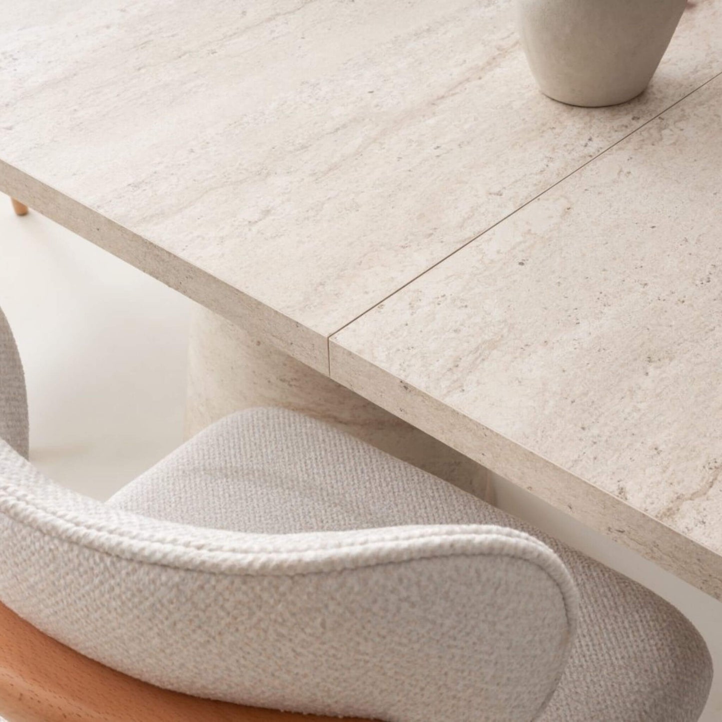 Modern yemek odası dekorasyonu – Traverten desenli Konçerto masa ve konsol kombinasyonu yemek odanıza zarafet katacak.