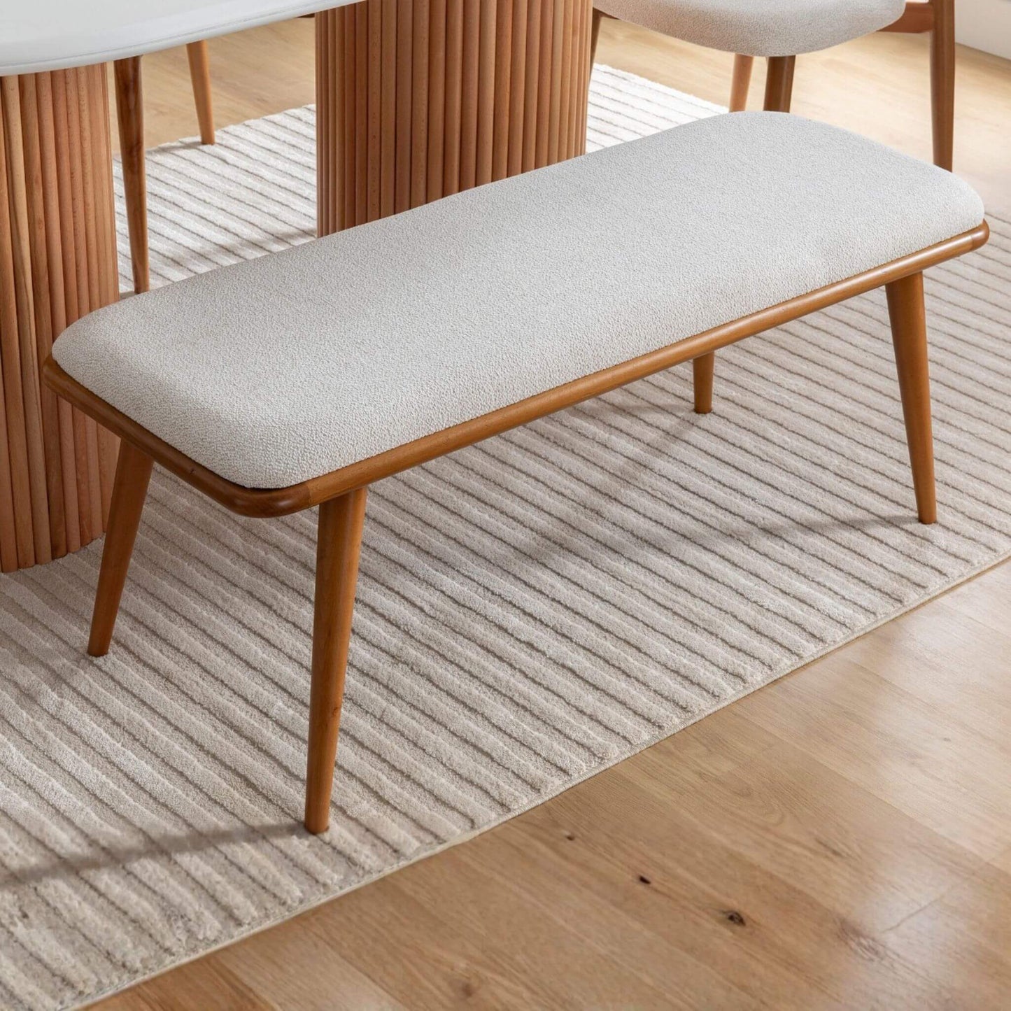 Ahşap detaylı Lotus yemek masası ve sandalyeler