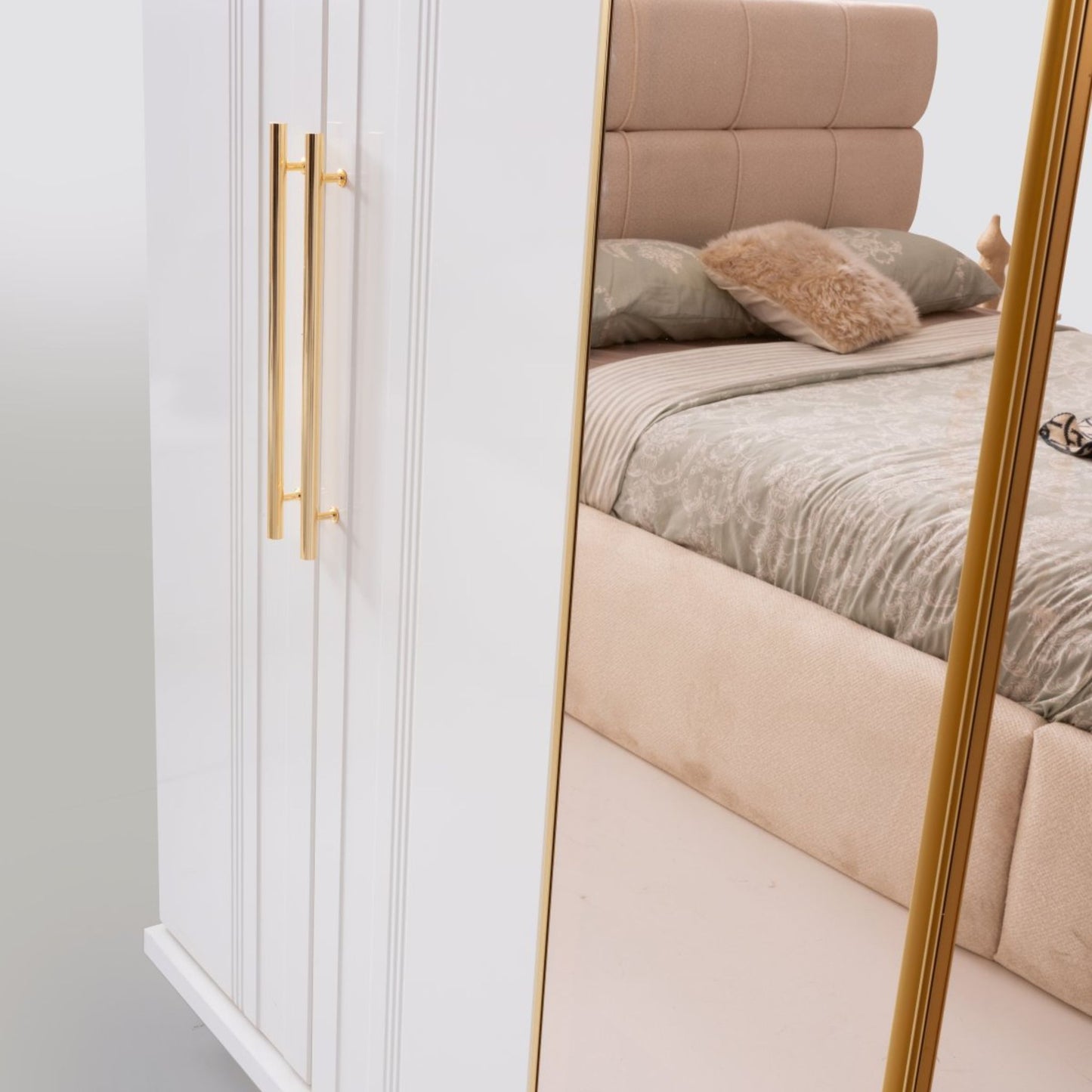 Ayna kapaklı geniş gardırop ve döşemeli yatak başlığıyla Napolyon yatak odası takımı, Casa Da Noir’in zarif lüks stilini yansıtır