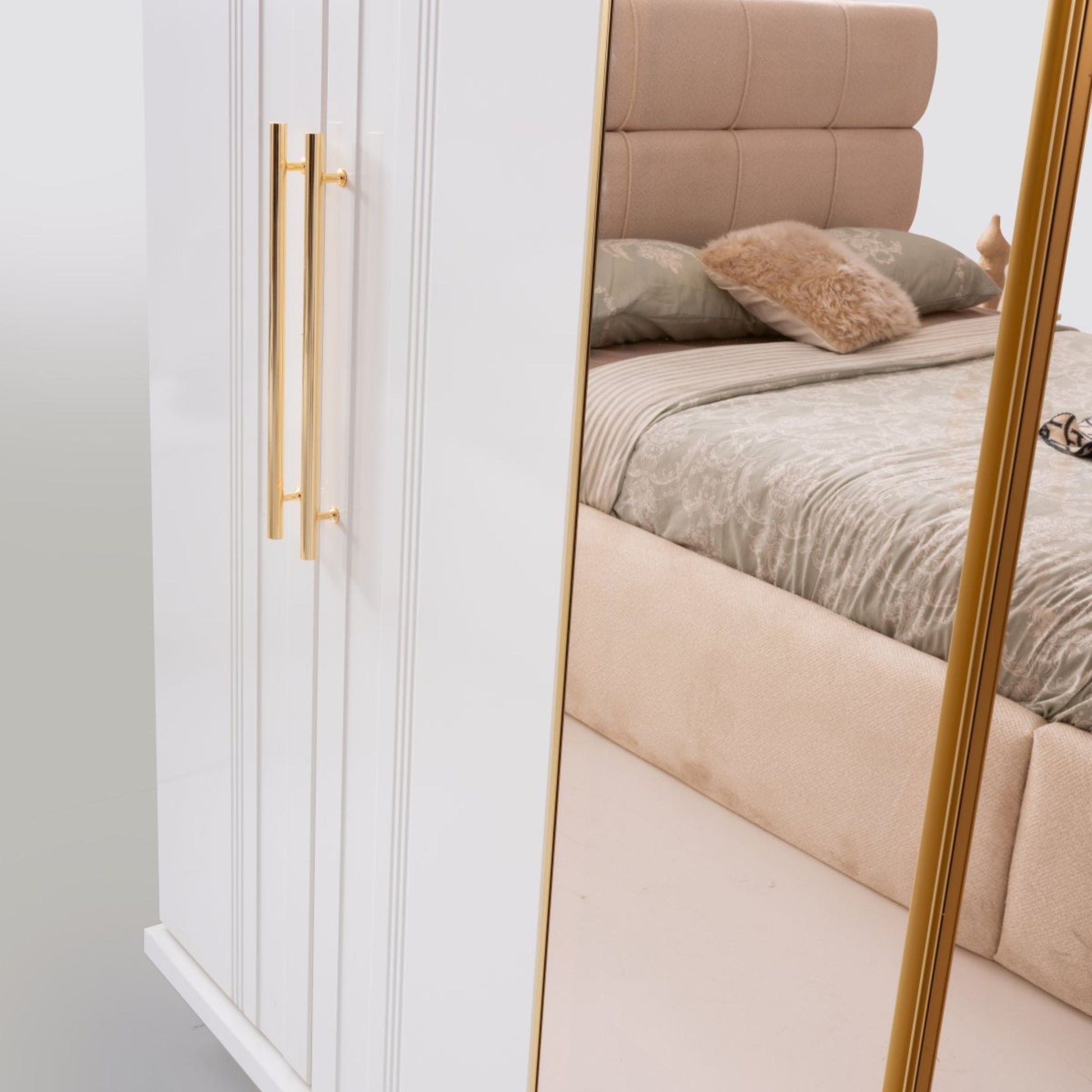 Ayna kapaklı geniş gardırop ve döşemeli yatak başlığıyla Napolyon yatak odası takımı, Casa Da Noir’in zarif lüks stilini yansıtır