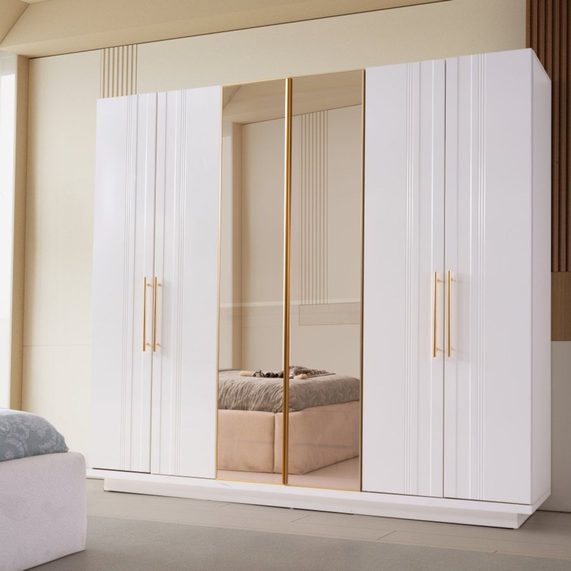 Napolyon Yatak Odası Takımı, beyaz yüzeyleri ve gold detaylı modern tasarımıyla lüks bir yatak odası dekorasyonu sunar.