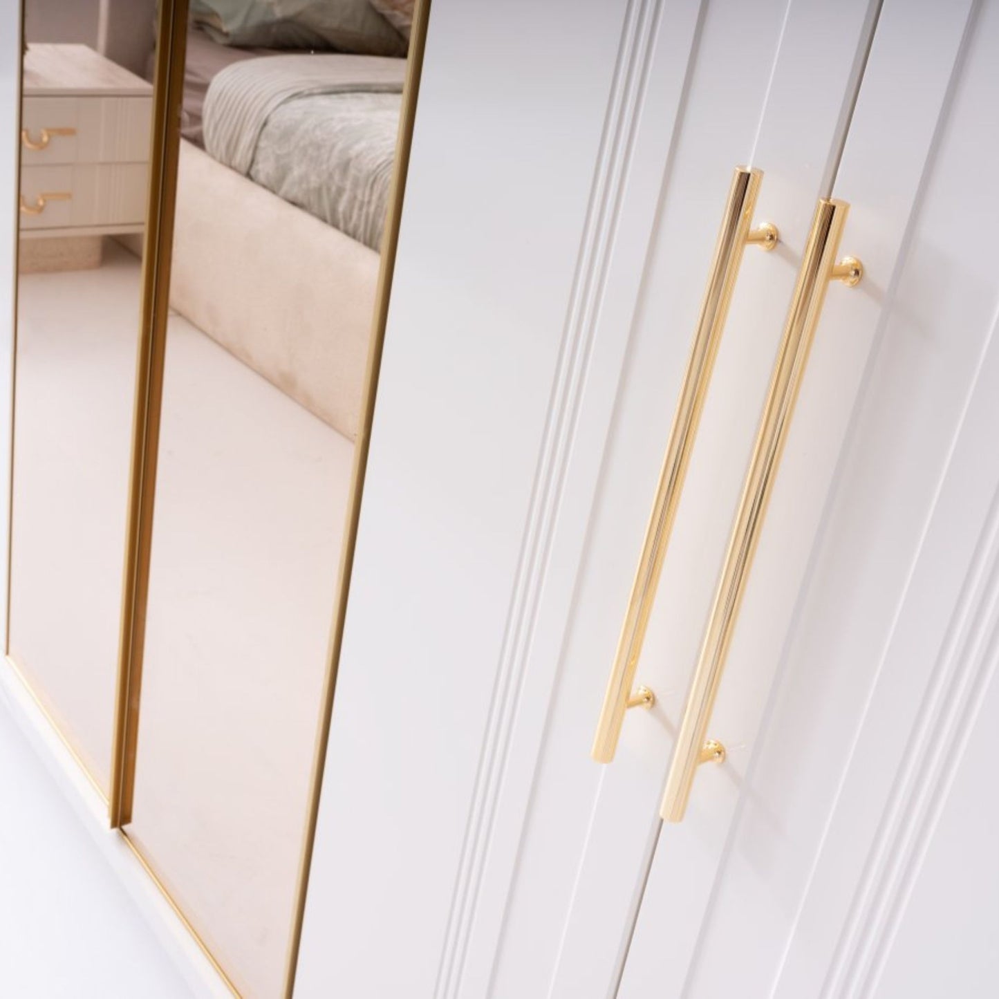 Gold kulplu komodin ve modern şifonyeriyle tamamlanan Napolyon yatak odası takımı, ferah ve sofistike bir kullanım sağlar.