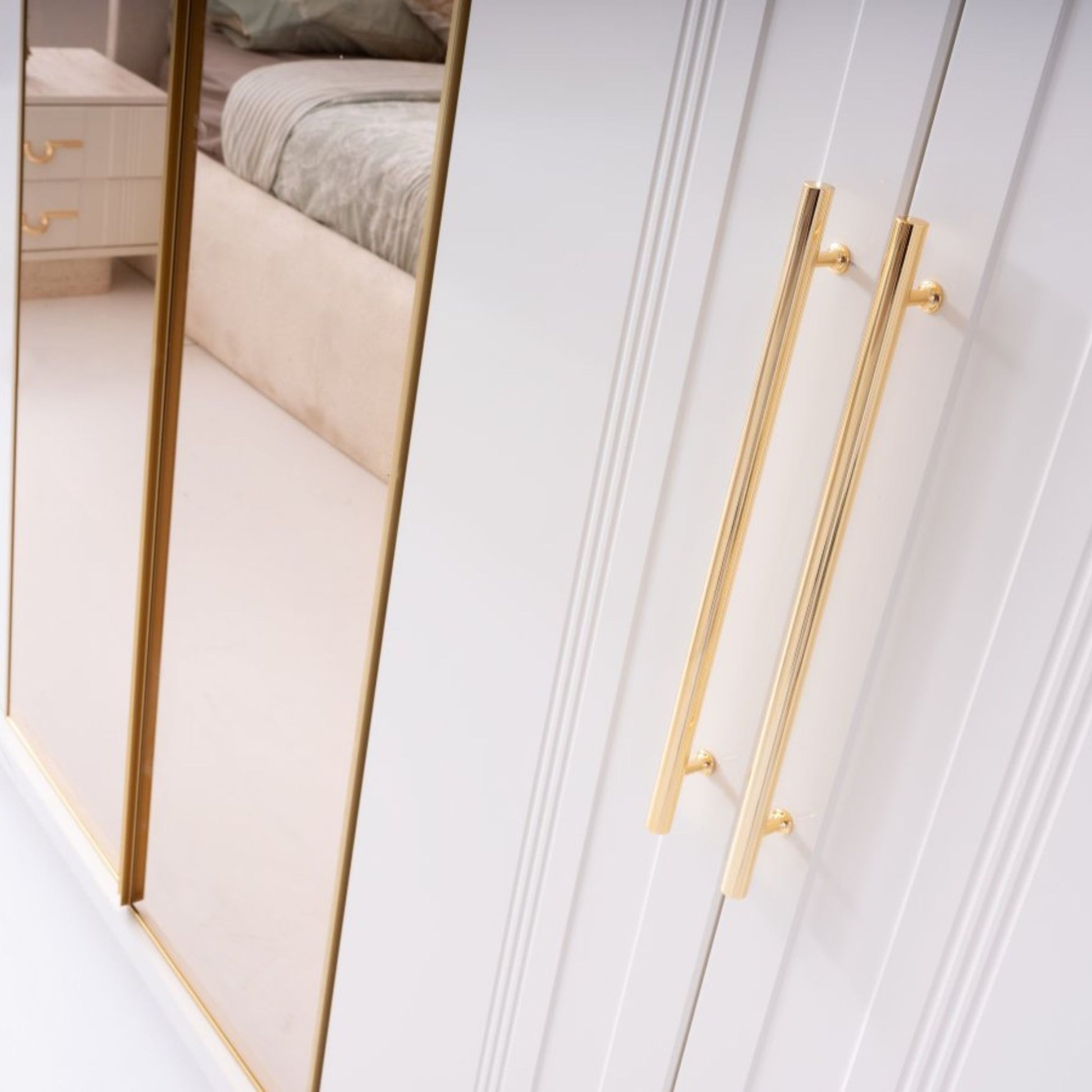 Gold kulplu komodin ve modern şifonyeriyle tamamlanan Napolyon yatak odası takımı, ferah ve sofistike bir kullanım sağlar.