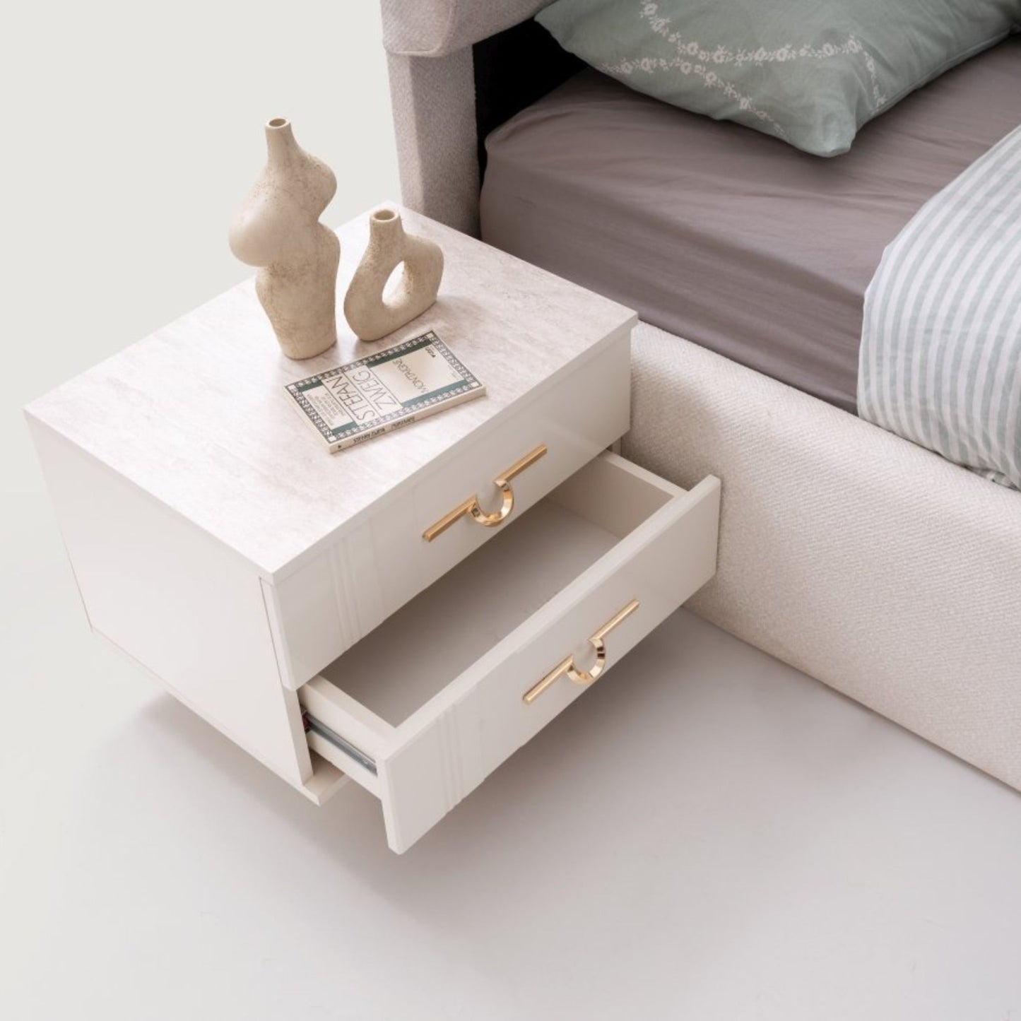 Gold kulplu komodin ve modern şifonyeriyle tamamlanan Napolyon yatak odası takımı, ferah ve sofistike bir kullanım sağlar.