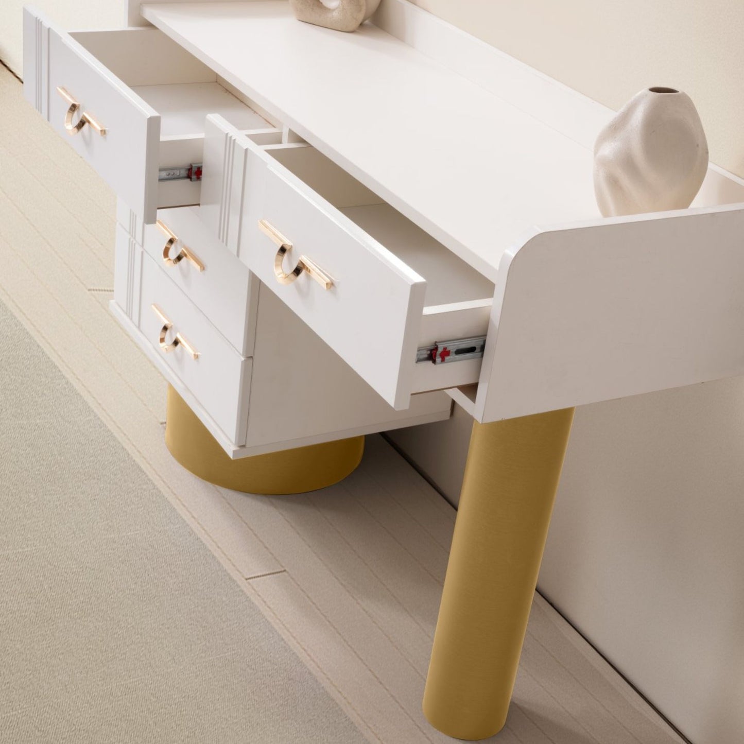 Napolyon Yatak Odası Takımı, beyaz yüzeyleri ve gold detaylı modern tasarımıyla lüks bir yatak odası dekorasyonu sunar.