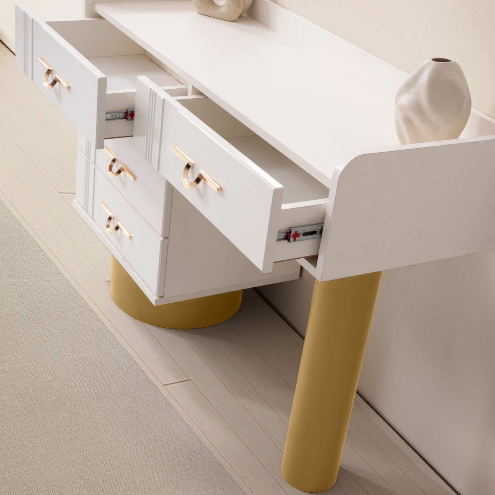 Napolyon Yatak Odası Takımı, beyaz yüzeyleri ve gold detaylı modern tasarımıyla lüks bir yatak odası dekorasyonu sunar.