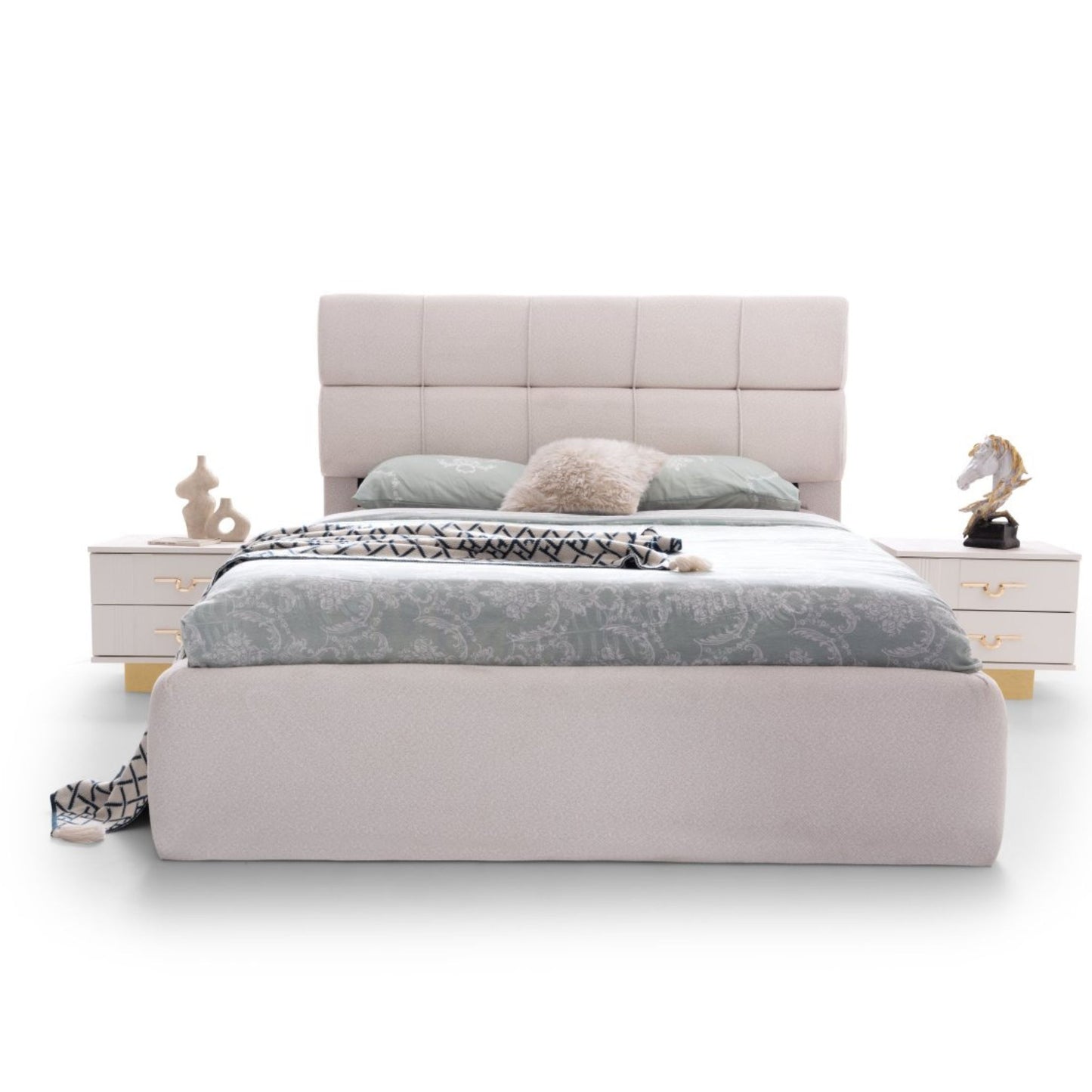 Gold kulplu komodin ve modern şifonyeriyle tamamlanan Napolyon yatak odası takımı, ferah ve sofistike bir kullanım sağlar.