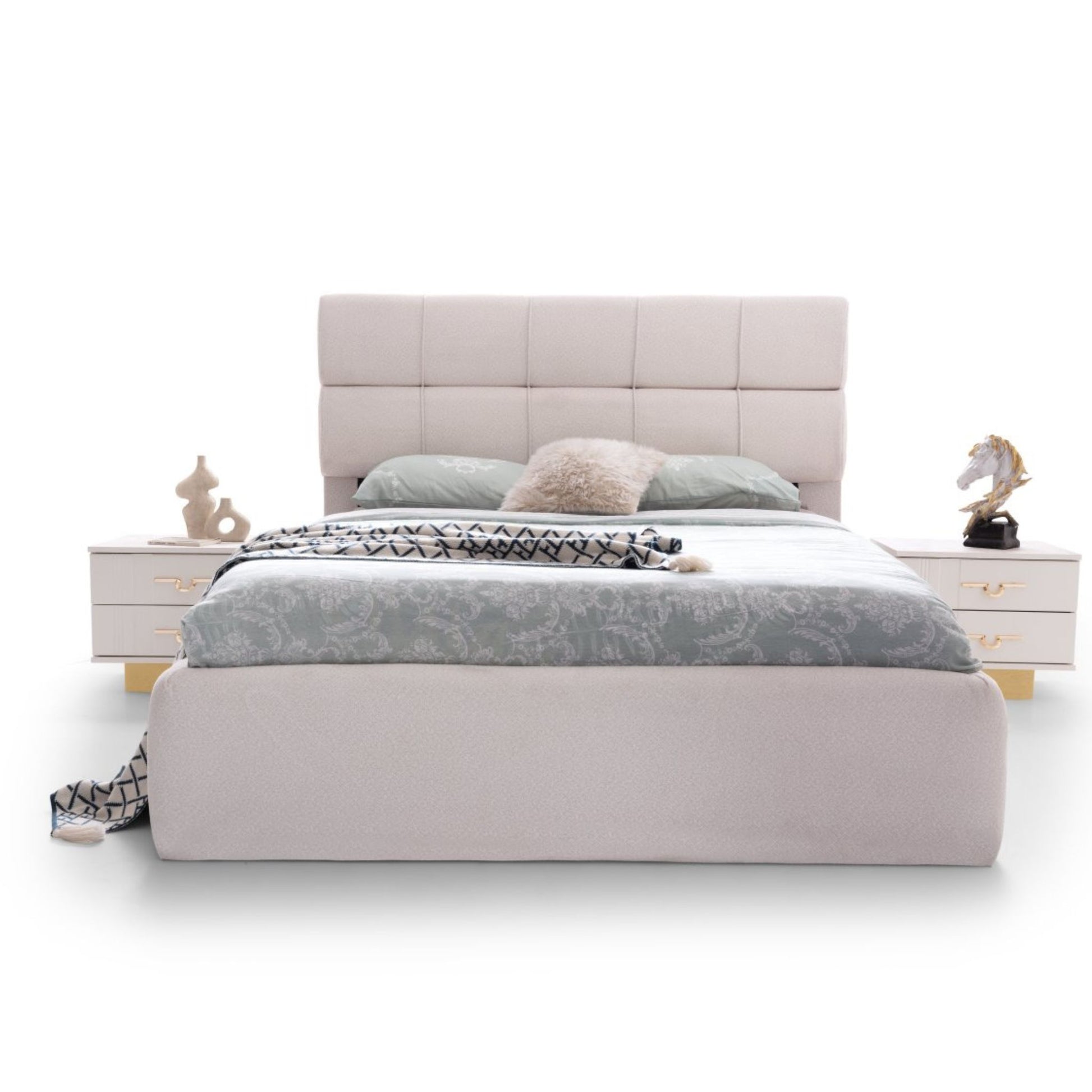 Gold kulplu komodin ve modern şifonyeriyle tamamlanan Napolyon yatak odası takımı, ferah ve sofistike bir kullanım sağlar.