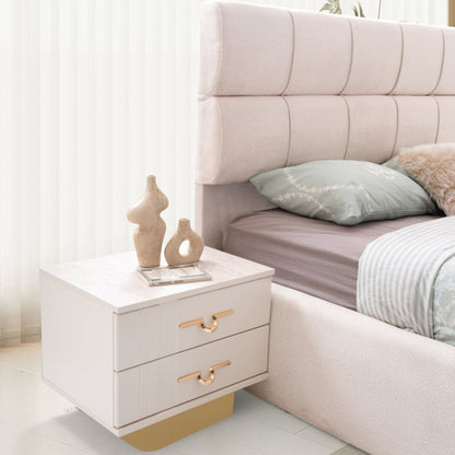 Ayna kapaklı geniş gardırop ve döşemeli yatak başlığıyla Napolyon yatak odası takımı, Casa Da Noir’in zarif lüks stilini yansıtır