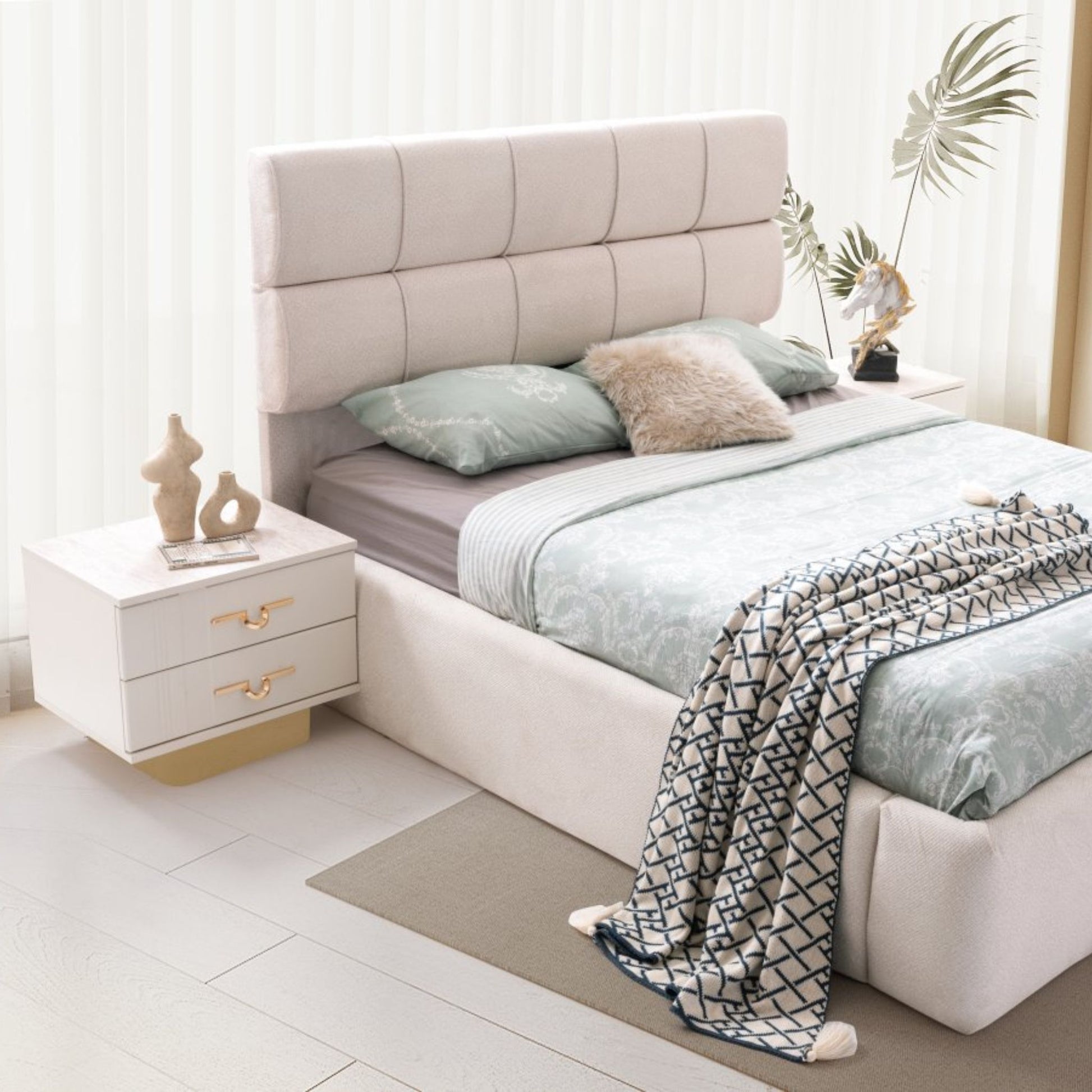 Ayna kapaklı geniş gardırop ve döşemeli yatak başlığıyla Napolyon yatak odası takımı, Casa Da Noir’in zarif lüks stilini yansıtır