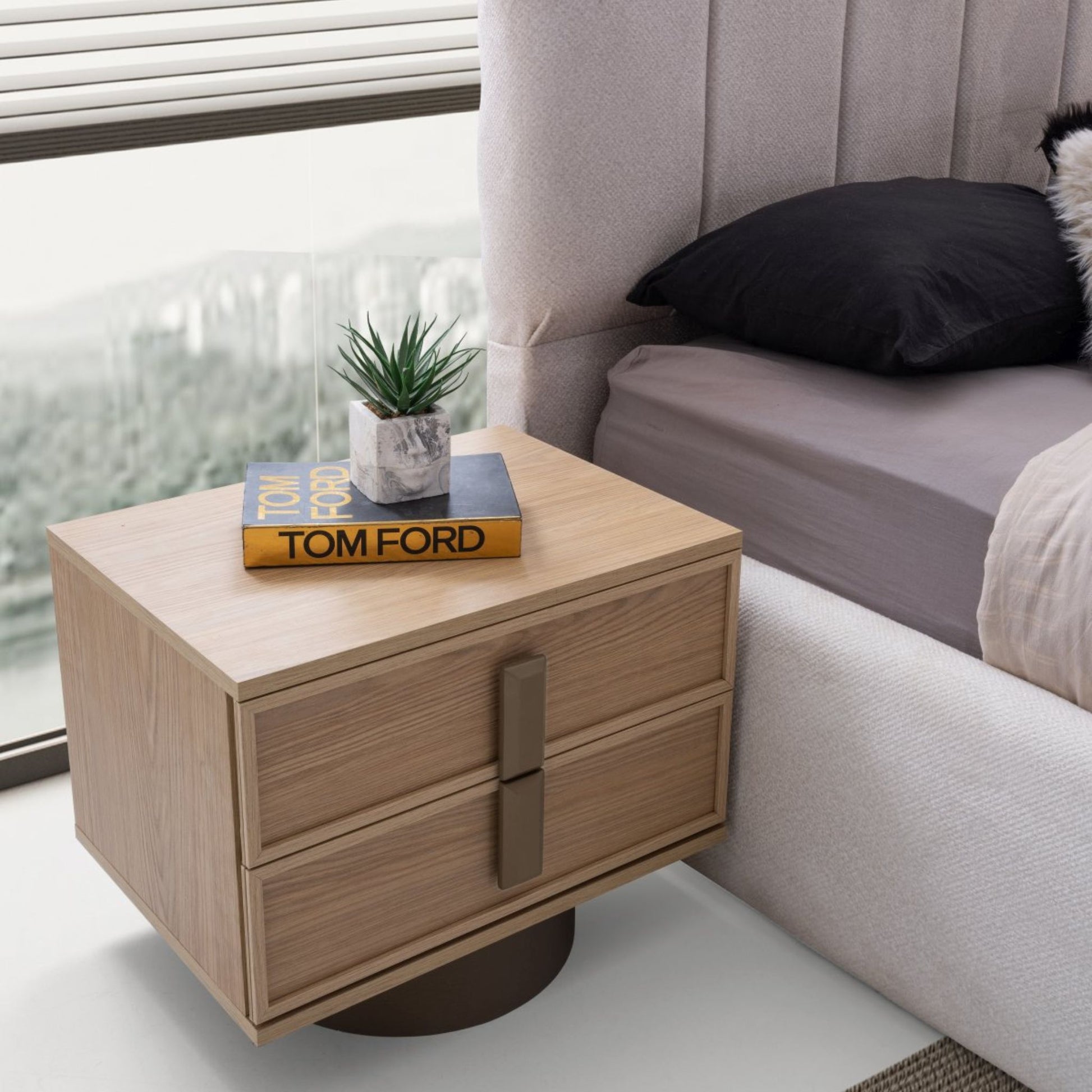 Ayna kapaklı geniş gardırop ve döşemeli yatak başlığıyla Newton yatak odası takımı Casa Da Noir’in doğal modern tasarımını yansıtır