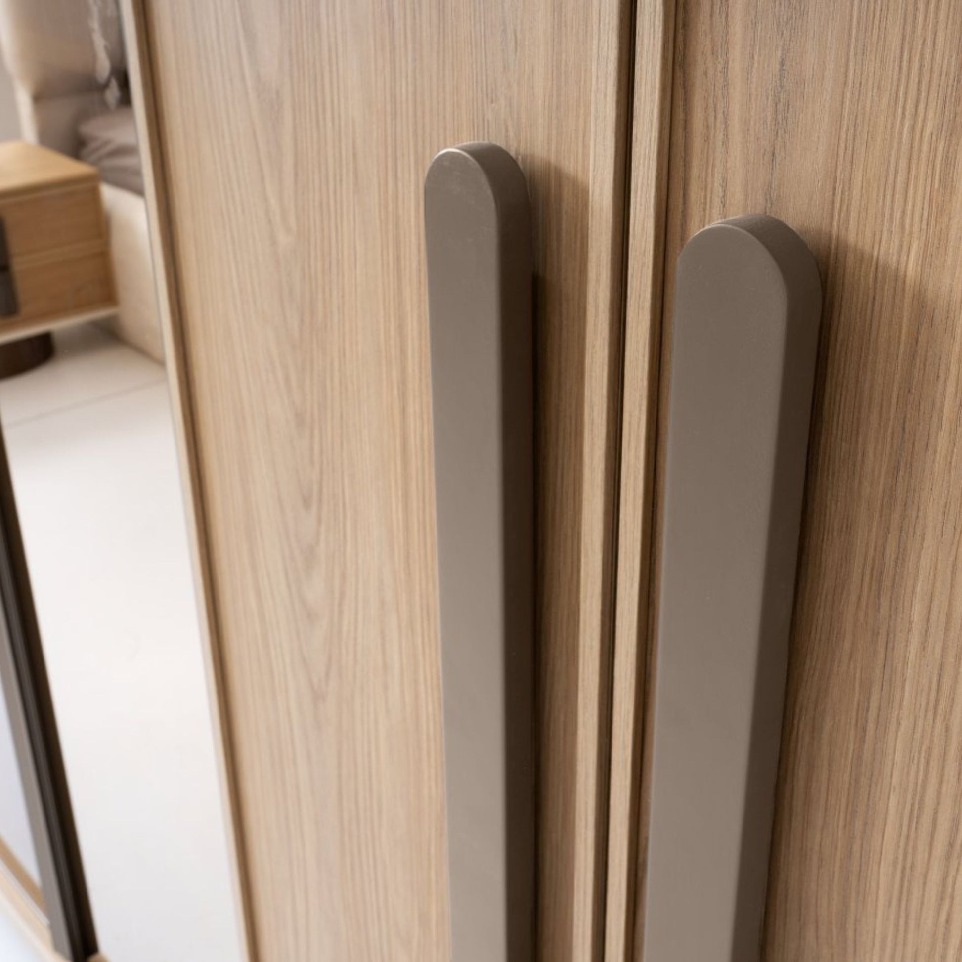 Ayna kapaklı geniş gardırop ve döşemeli yatak başlığıyla Newton yatak odası takımı Casa Da Noir’in doğal modern tasarımını yansıtır