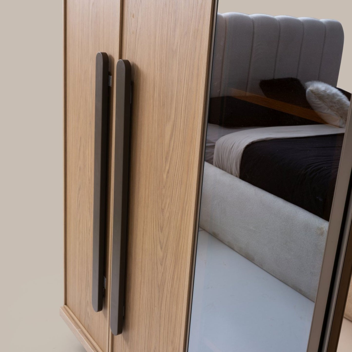 Modern komodin ve fonksiyonel şifonyeriyle tamamlanan Newton yatak odası takımı, sade ve zarif bir kullanım sağlar.