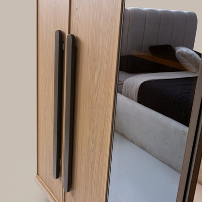 Modern komodin ve fonksiyonel şifonyeriyle tamamlanan Newton yatak odası takımı, sade ve zarif bir kullanım sağlar.