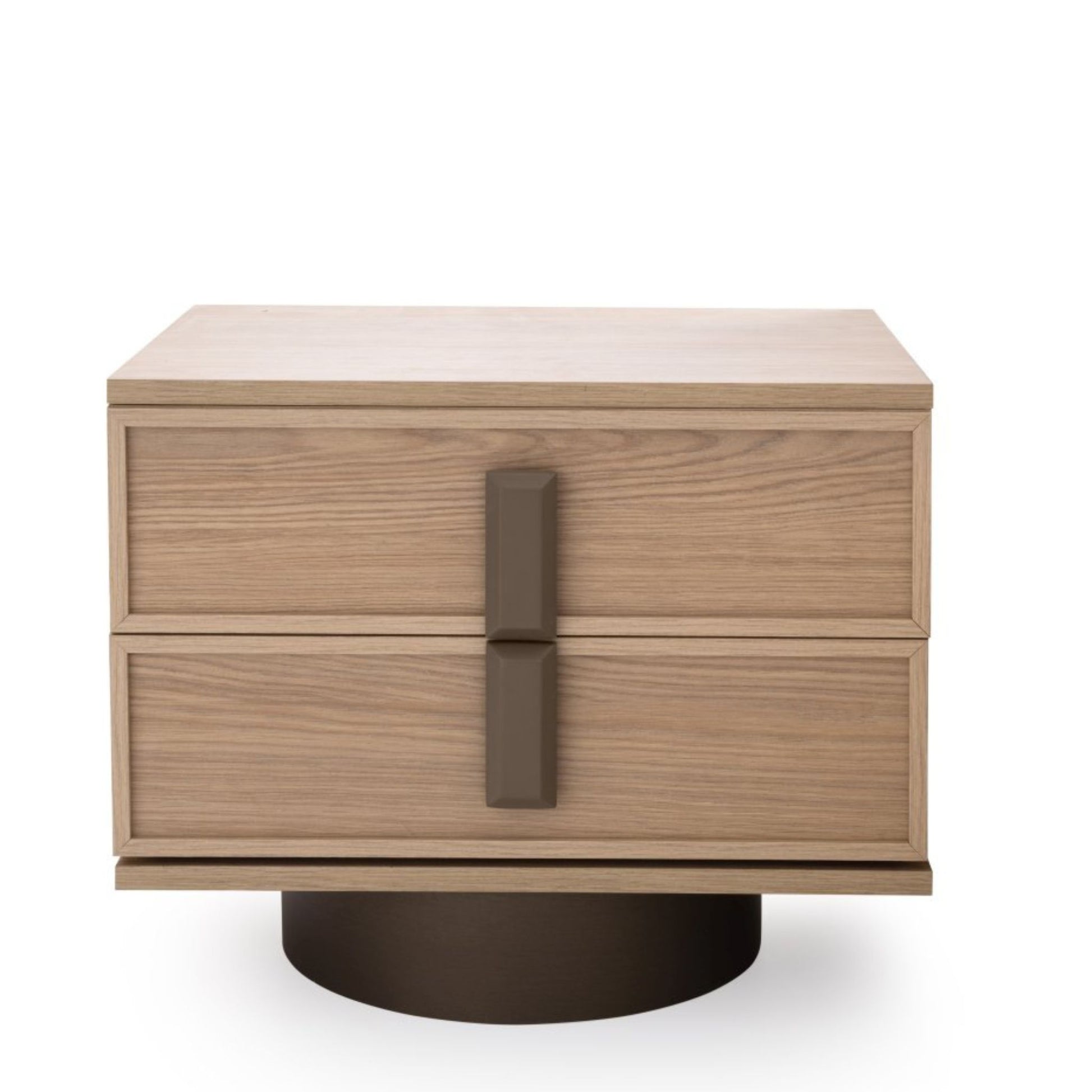 Modern komodin ve fonksiyonel şifonyeriyle tamamlanan Newton yatak odası takımı, sade ve zarif bir kullanım sağlar.