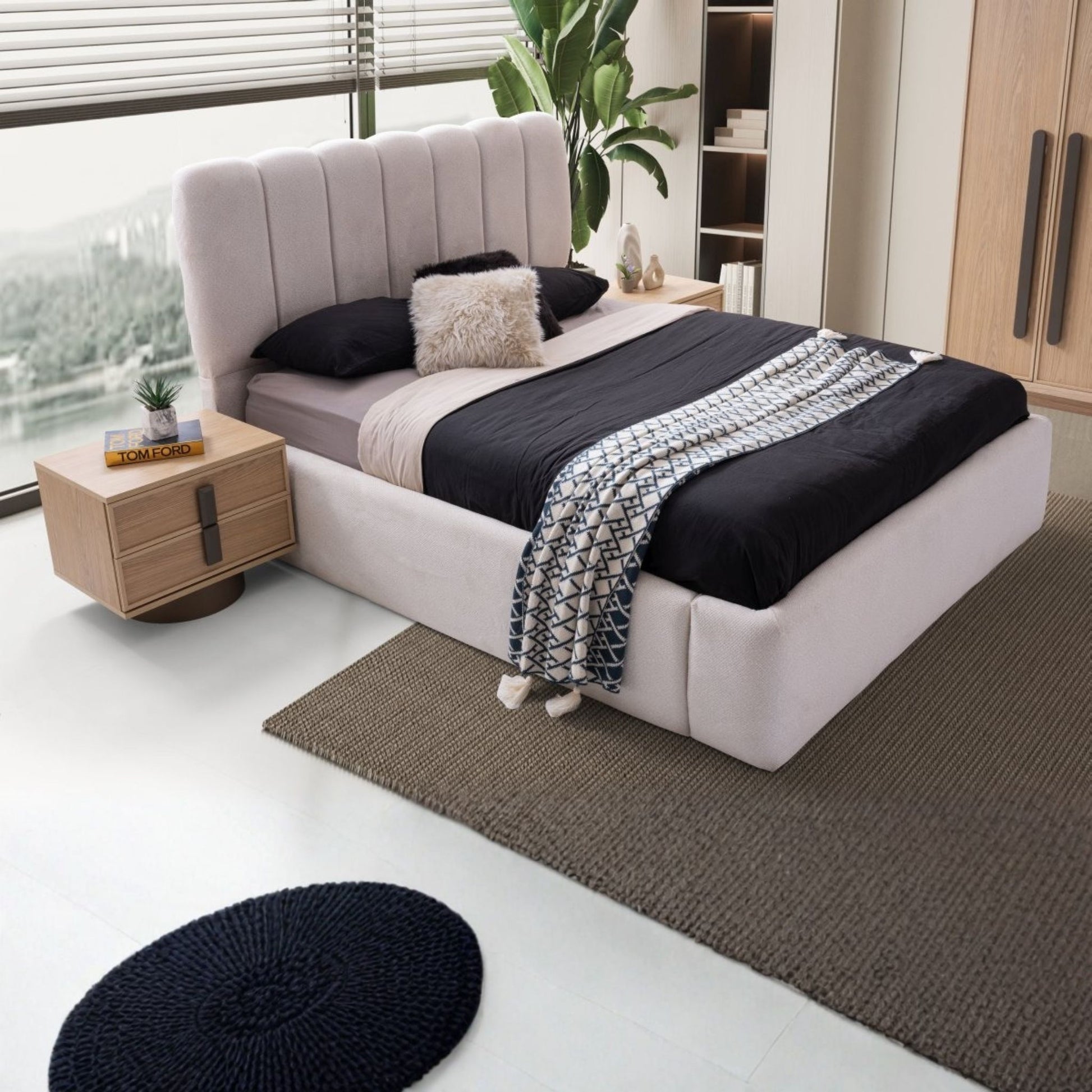 Ayna kapaklı geniş gardırop ve döşemeli yatak başlığıyla Newton yatak odası takımı Casa Da Noir’in doğal modern tasarımını yansıtır