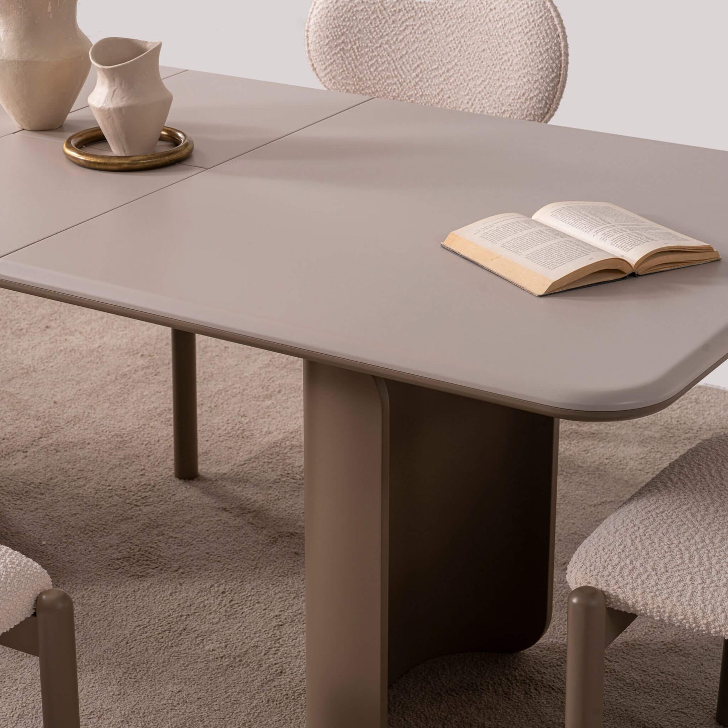 Bej tonlarında Opera yemek masası ve sandalyelerle tasarlanmış lüks yemek alanı