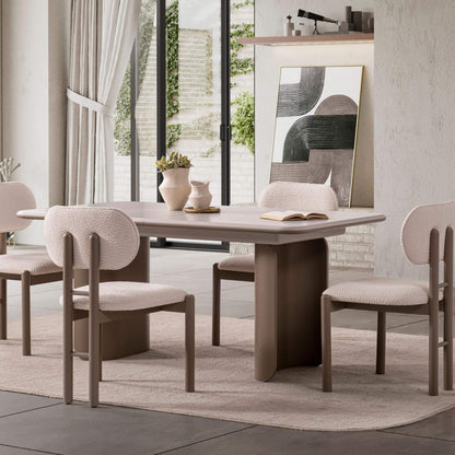 Bej tonlarında Opera yemek masası ve sandalyelerle tasarlanmış lüks yemek alanı