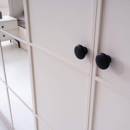 Piano Yatak Odası Takımı – Modern Beyaz Minimalizm ve Zarif Geometrik Çizgiler