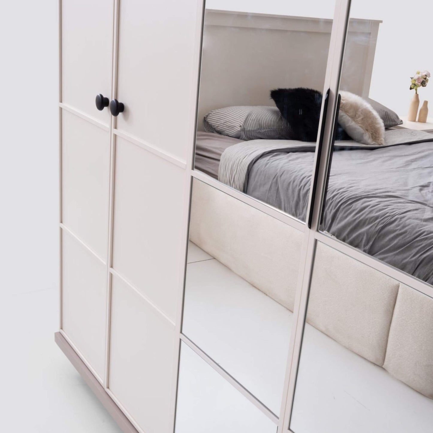 Piano Yatak Odası Takımı – Modern Beyaz Minimalizm ve Zarif Geometrik Çizgiler