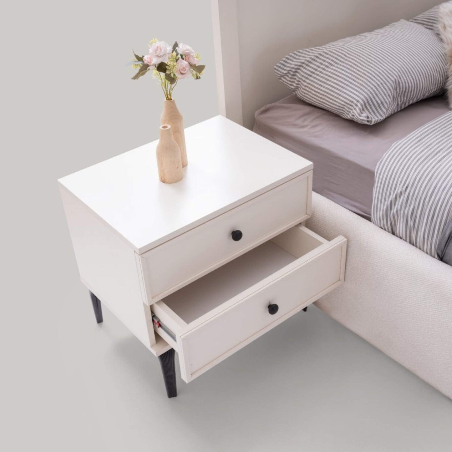 Piano Yatak Odası Takımı – Modern Beyaz Minimalizm ve Zarif Geometrik Çizgiler