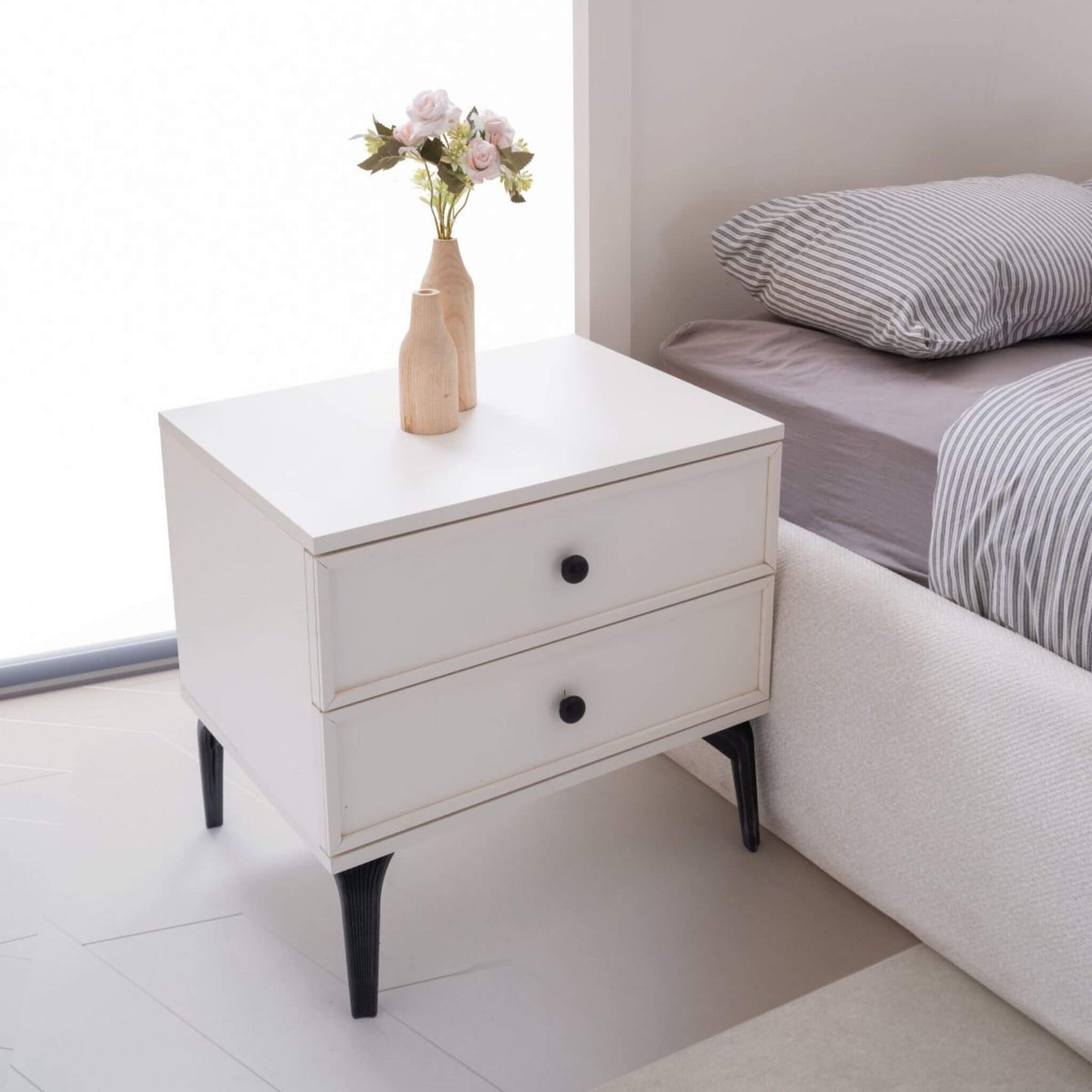 Piano Yatak Odası Takımı – Modern Beyaz Minimalizm ve Zarif Geometrik Çizgiler