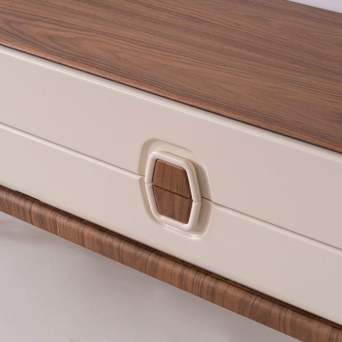 Salda ahşap detaylı televizyon ünitesi