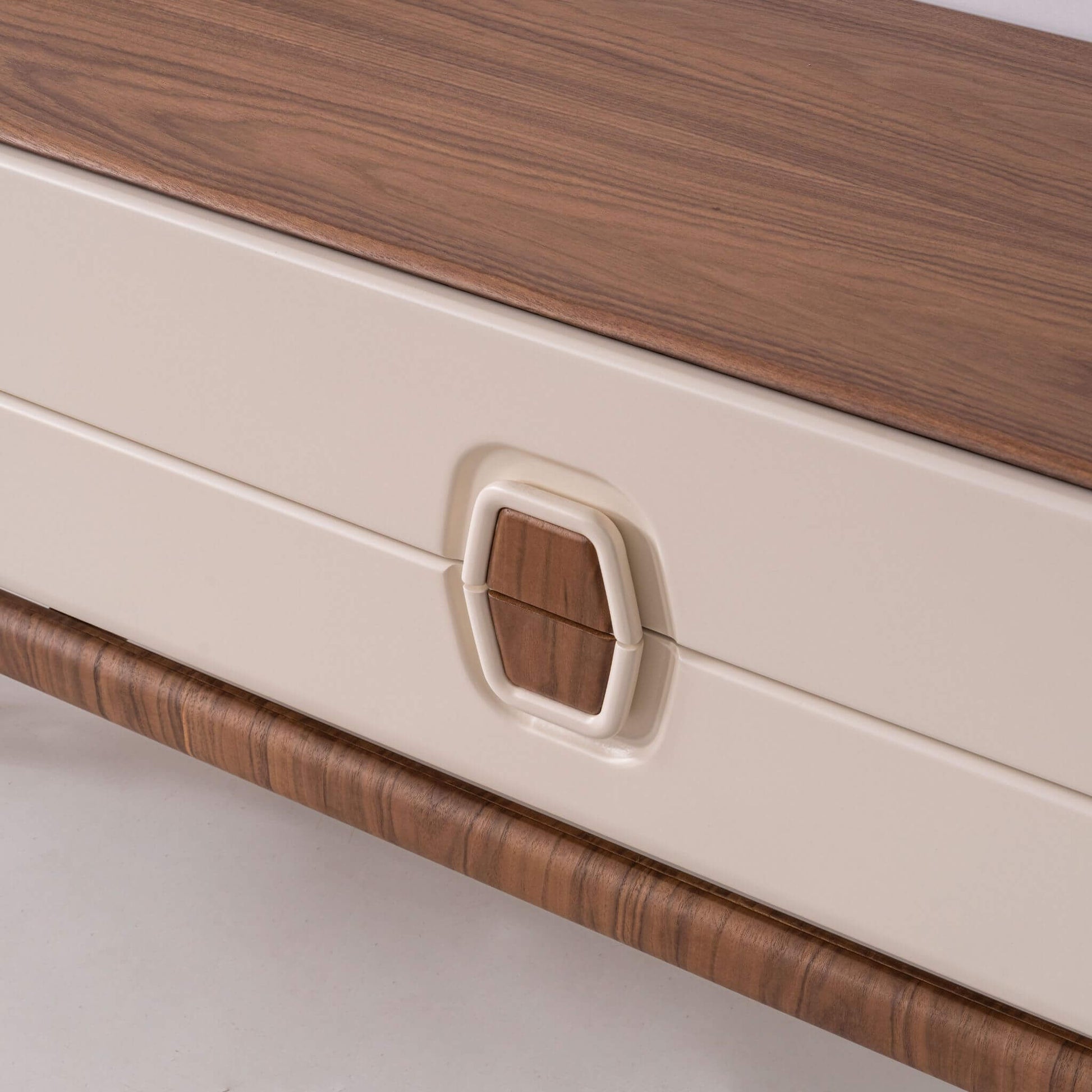 Salda ahşap detaylı televizyon ünitesi