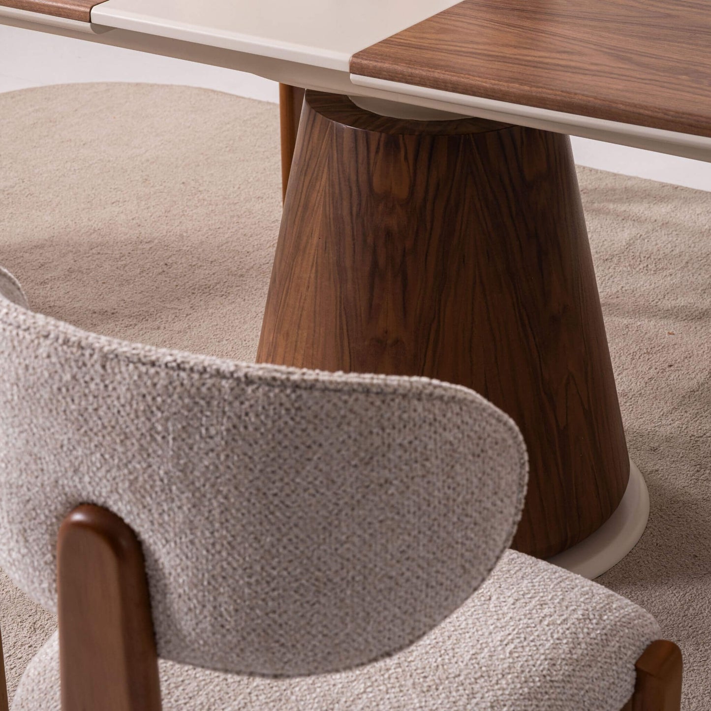 Bej tonlarında Salda yemek masası ve sandalyelerle tasarlanmış lüks alan