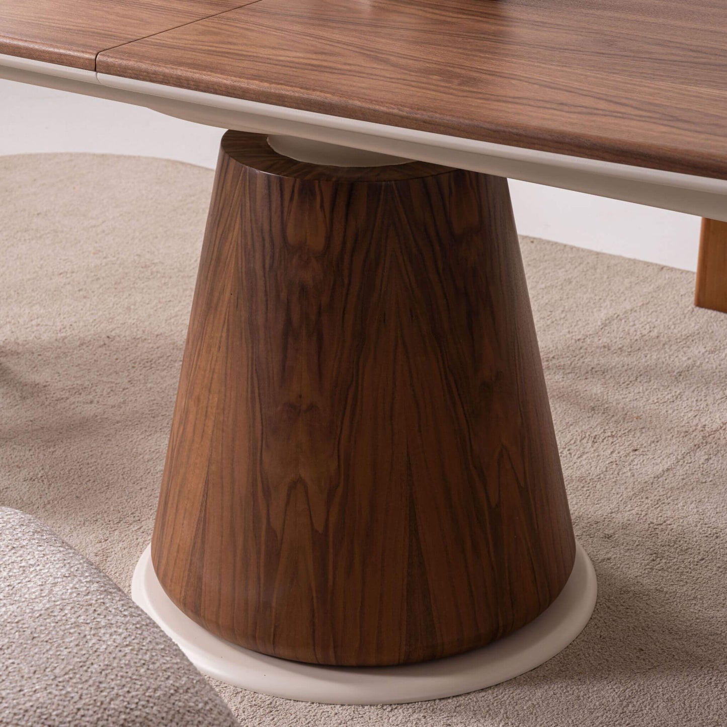 Bej tonlarında Salda yemek masası ve sandalyelerle tasarlanmış lüks alan