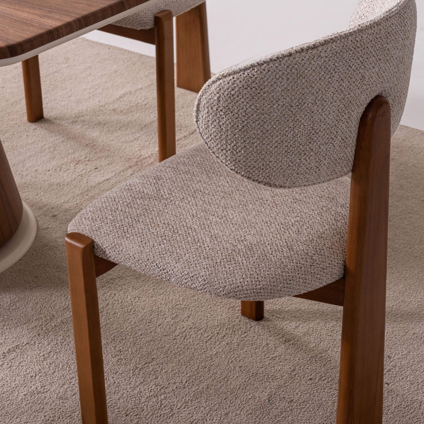 Salda yemek masası setinin ahşap ayak ve lake yüzey detayları