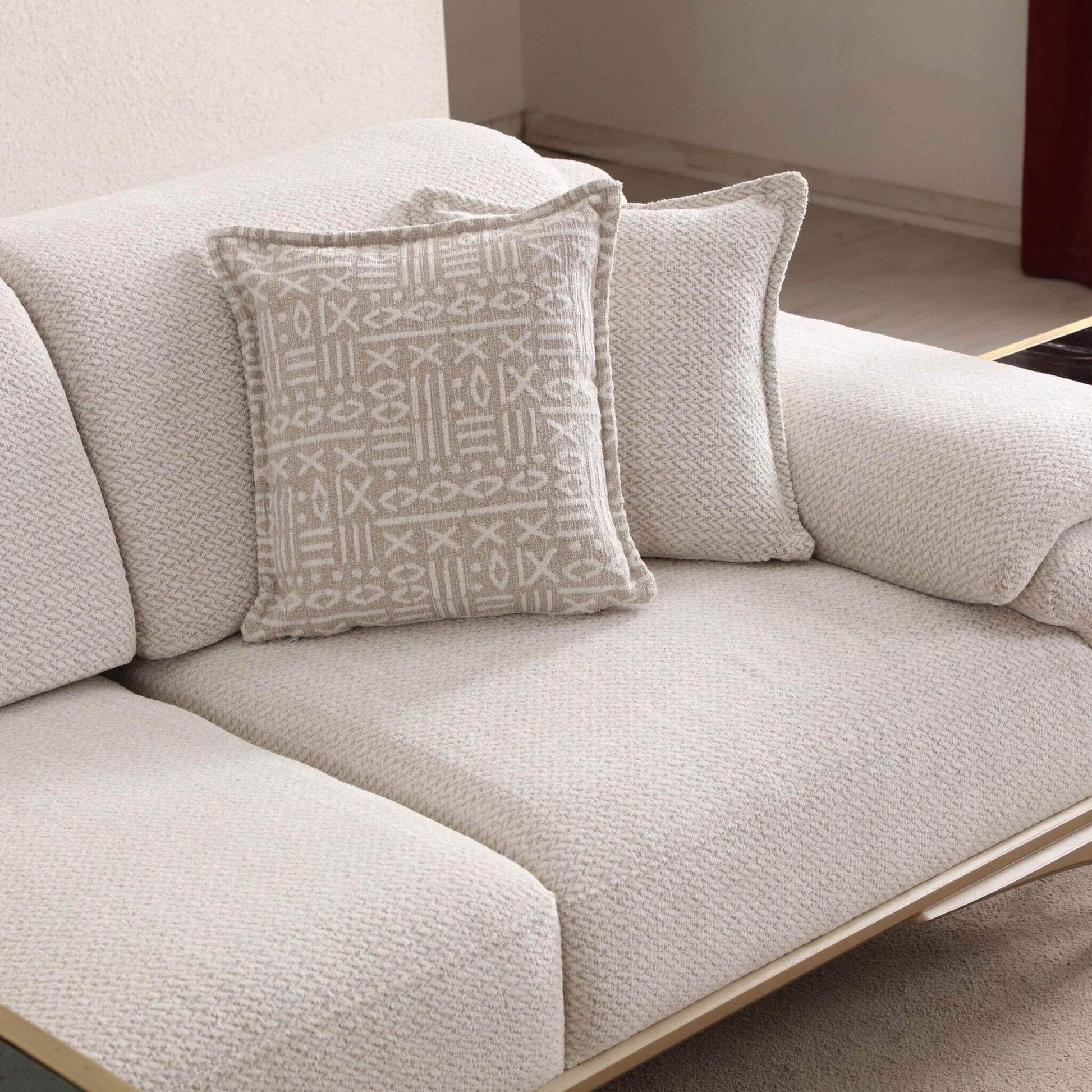 Casa Da Noir imzalı Serena 3’lü koltuk, leke tutmaz kumaşı ve gürgen iskeletiyle dayanıklı lüks sunar.