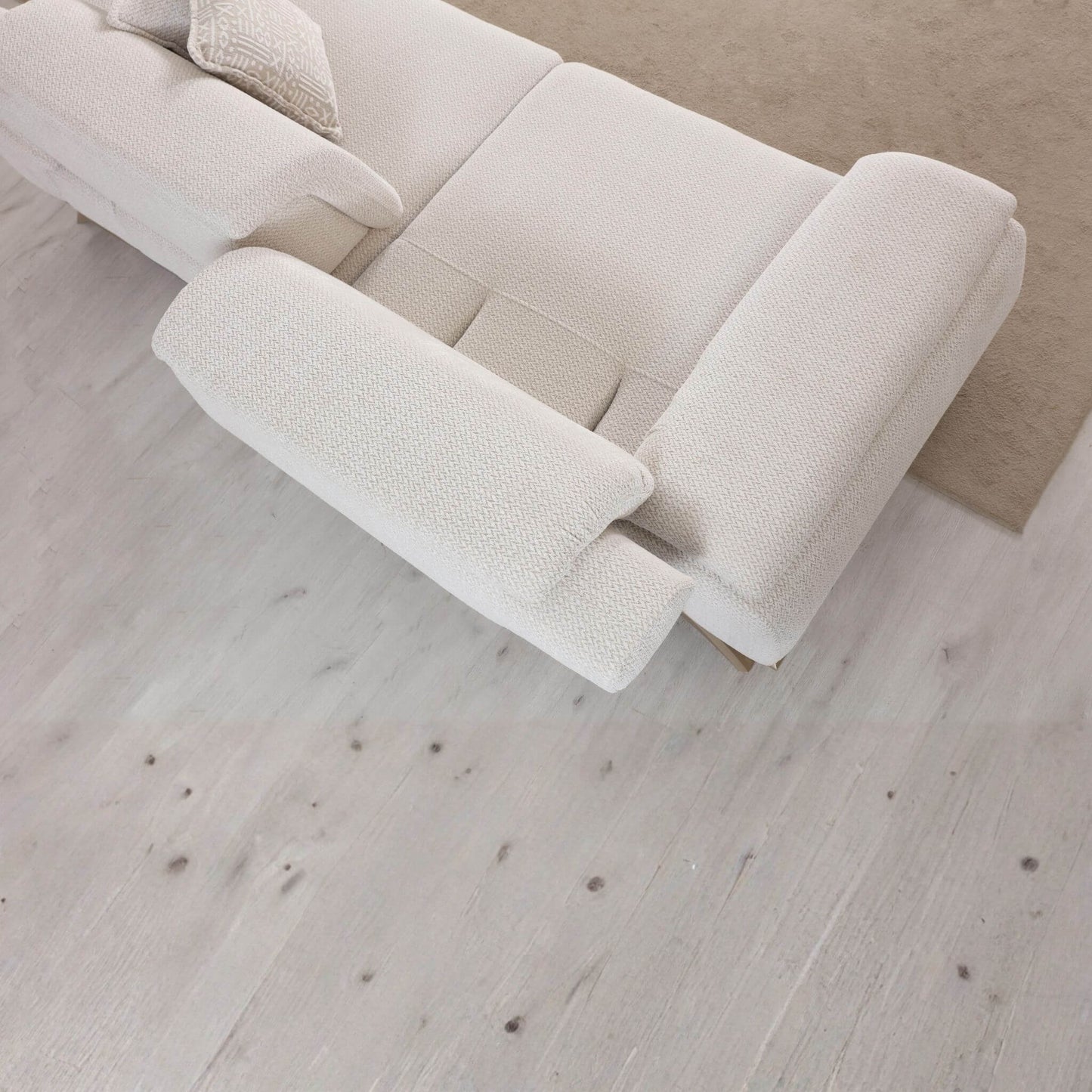 Casa Da Noir imzalı Serena 3’lü koltuk, leke tutmaz kumaşı ve gürgen iskeletiyle dayanıklı lüks sunar.