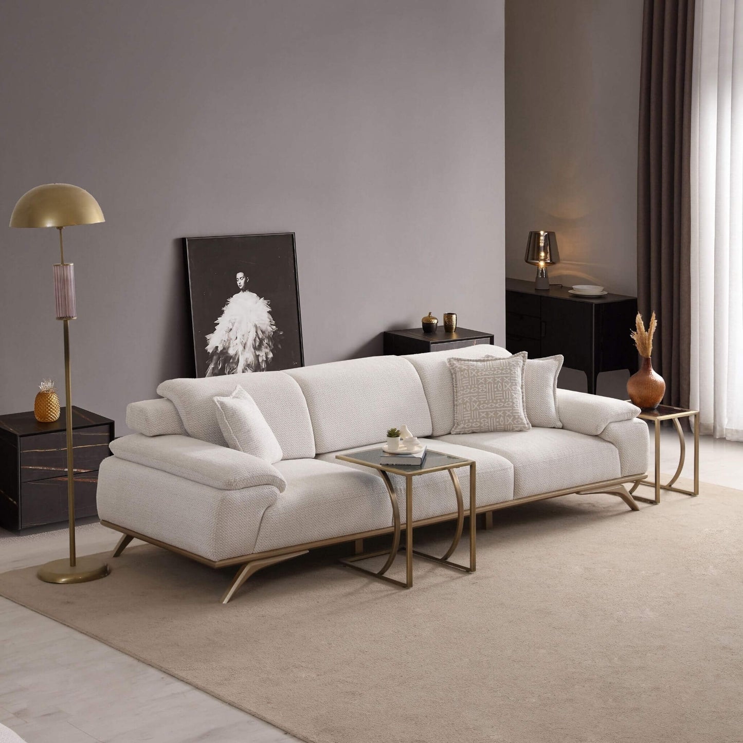 Serena berjer ve üçlü koltuk, yumuşak sünger yapısı ve şık ahşap ayaklarıyla konfor ve zarafeti birleştirir.