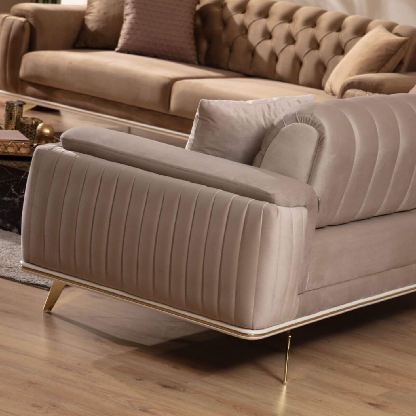 Casa Da Noir markalı modern koltuk takımları, gold detaylı berjer koltuk ve üçlü koltuk tasarımıyla sofistike bir mobilya dekorasyon anlayışı sunar.